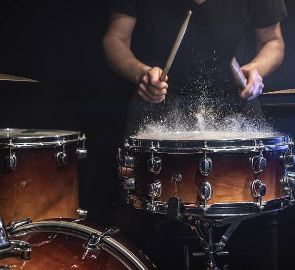 Ein Schlagzeuger spielt die Snare-Drum